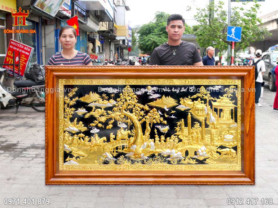 Bức tranh vinh quy bái tổ bằng đồng mạ vàng 24K được nghệ nhân chế tác vô cùng tinh xảo